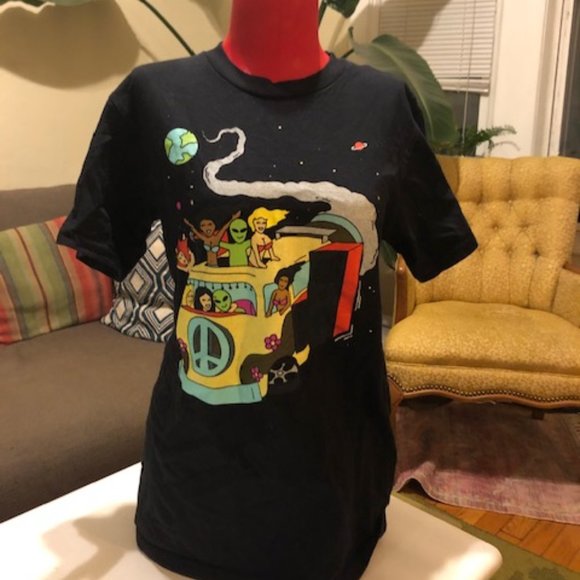 Partying alien Graphic T-shirt - Picture 1 of 5